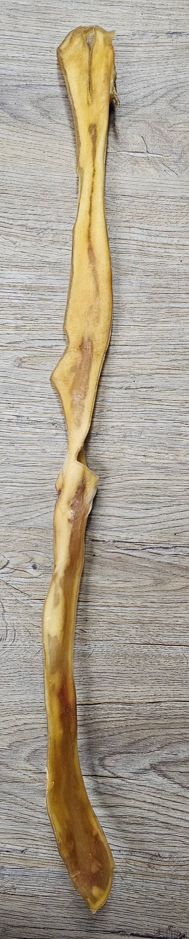 Forhåndssalg 10%, utsending fra uke 33/34! Spirit of Wild dried beef scalp stick 70cm (Oversettelse kommer)