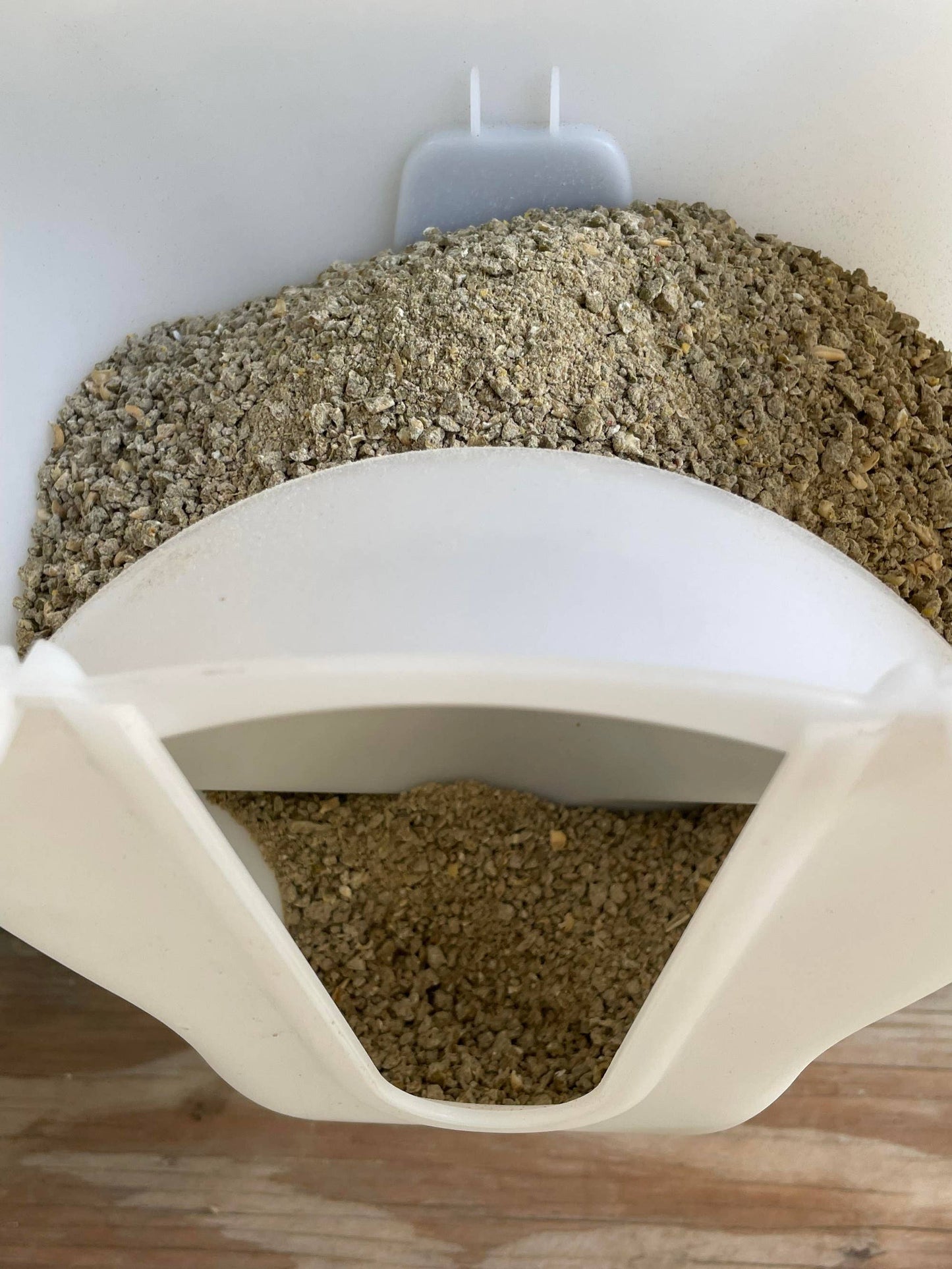 Nyhet! Chicken VFeedr No Waste Hanging Poultry Feeder 5-lbs (Oversettelse kommer)